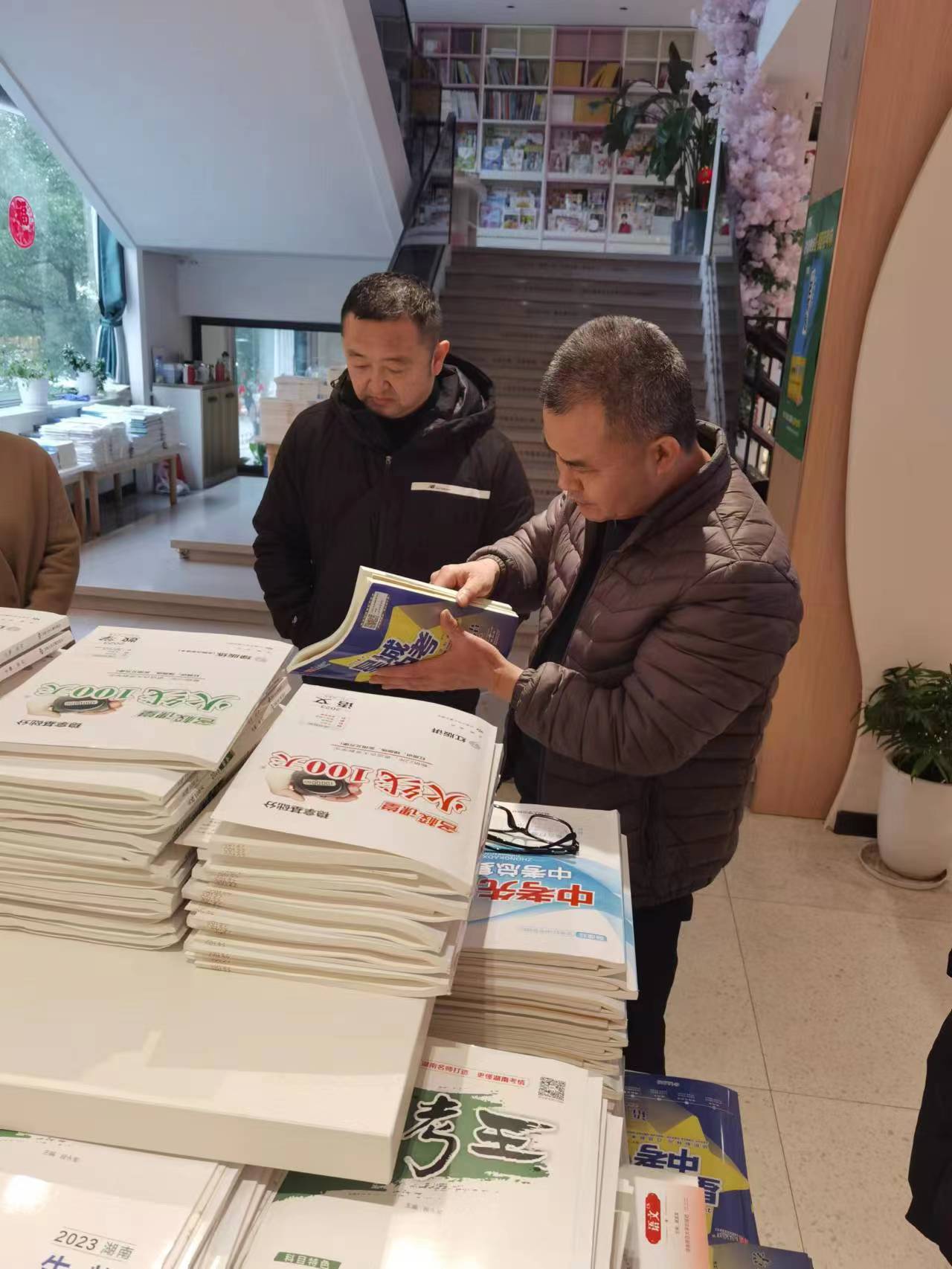 联合护航开学季 执法二大队与文化执法大队联动开展“扫黄打非·护苗2023”校园周边出版物市场集中清查